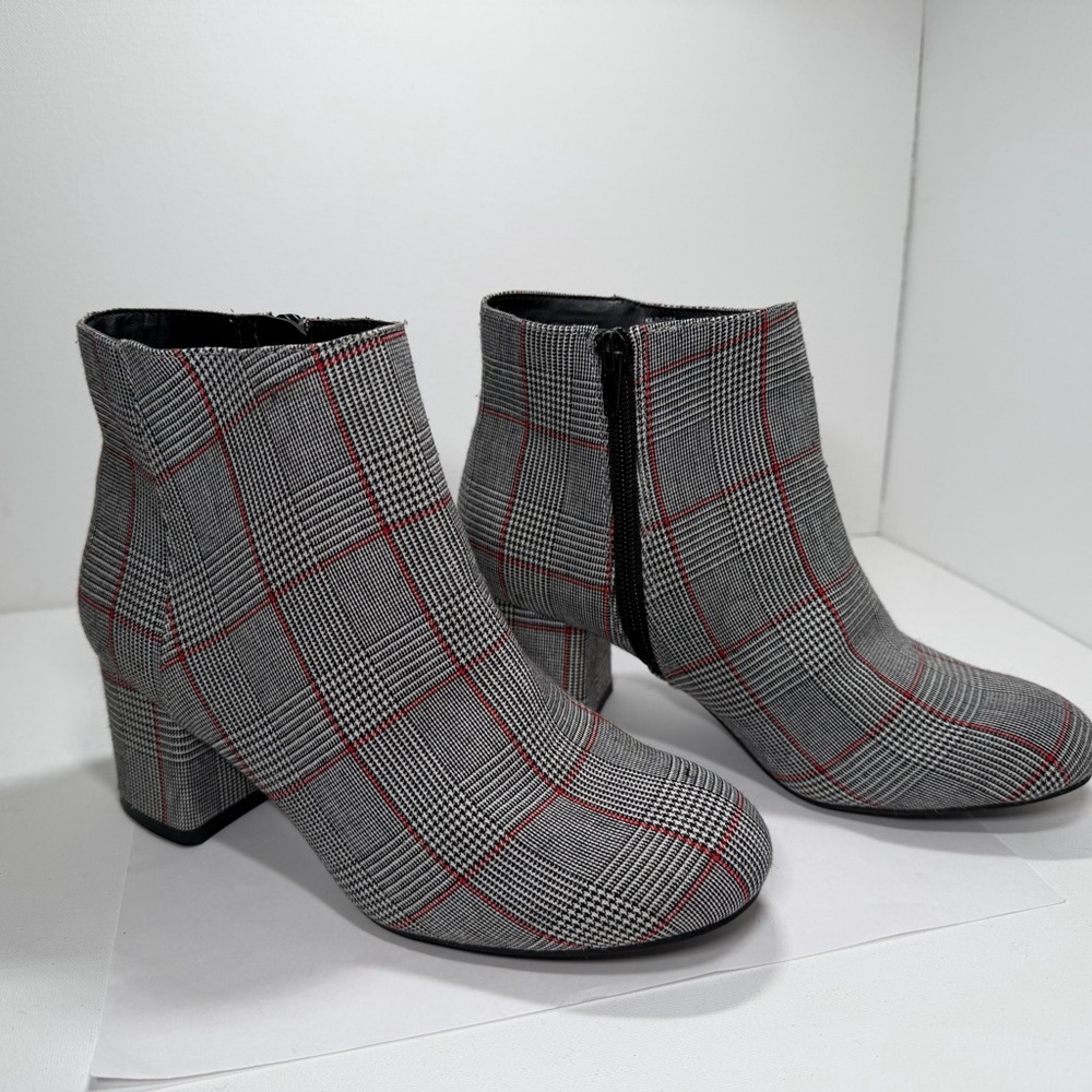 Kelly & Katie Plaid Ankle Booties – Gray, Black & White w/ Red Accents – Size 7M